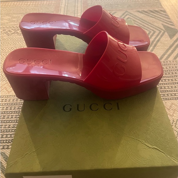 GUCCI REF RUBBER LOGO PLATFORM SLIDE SANDALS - Picture 3 of 8